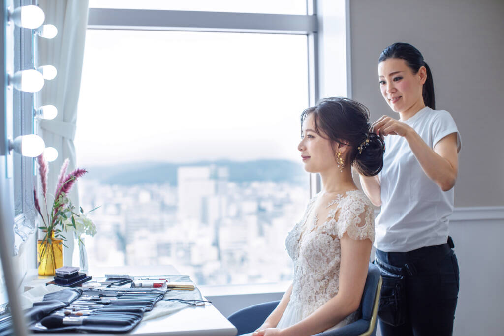 ウェディングドレスの予約はいつまでに？時期やドレス選びの流れも解説